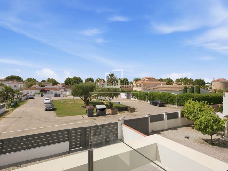 Foto d152274f-476d-4a22-bbdd-6b9b034b445c. Xalet amb calefacció aparcament piscina a Requesens Empuriabrava