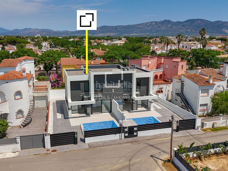 Foto f15c4404-675c-4c00-b7a2-10e16609eed7. Xalet amb calefacció aparcament piscina a Requesens Empuriabrava
