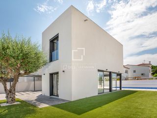 Chalet in Requesens. Moderna casa pareada con piscina y opción de amarre en empuriabr