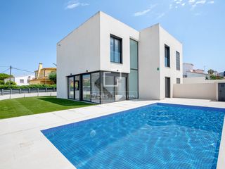 Chalet à Requesens. Moderna casa pareada con piscina y opción de amarre en empuriabr