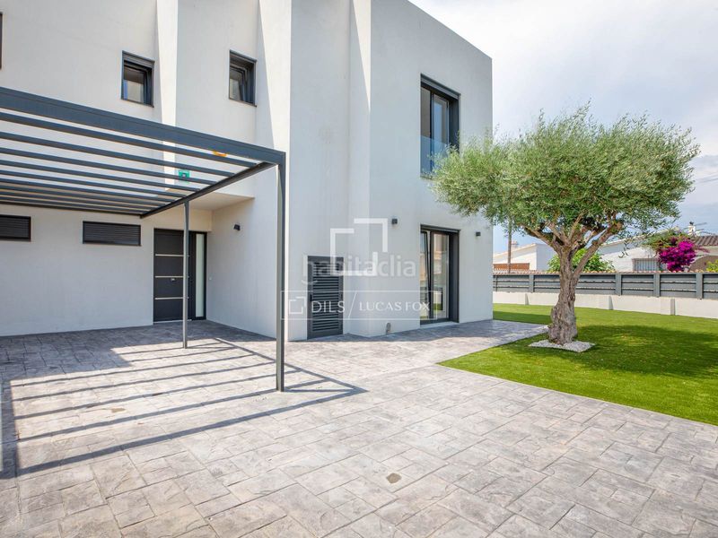 Foto 5a1039ca-a491-4fb2-9f14-6ca37962e6b8. Xalet amb calefacció aparcament piscina a Requesens Empuriabrava