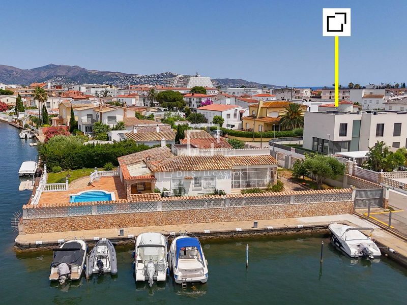 Foto ac1d30a7-8022-4fe2-8e5a-fa6ff09e613b. Xalet amb calefacció aparcament piscina a Requesens Empuriabrava