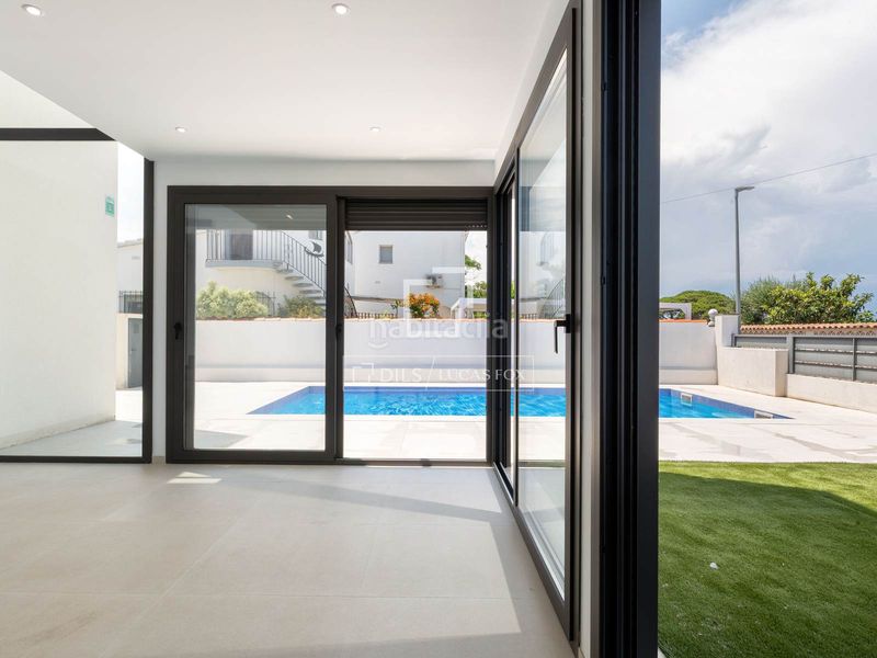 Foto e8a93304-2ec8-44a0-ad19-e8291bd6d25b. Xalet amb calefacció aparcament piscina a Requesens Empuriabrava