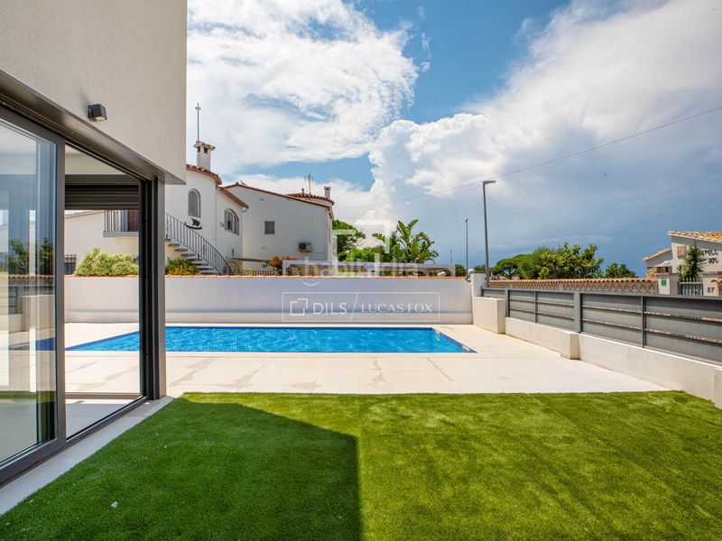 Foto f6bc8073-cfaf-480f-9a52-c4ce1ea55ab0. Xalet amb calefacció aparcament piscina a Requesens Empuriabrava