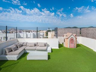 Piso en Jesús. Ático único con terraza en la azotea privada y espacios polivale