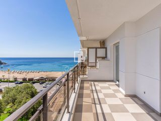 Flat in Fenals. Piso de 2 dormitorios con terraza de 13 m en venta en lloret de