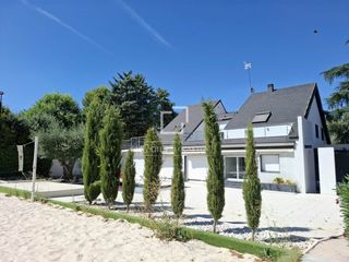 Chalet in Urbanización La Moraleja. Casa o vivienda independiente en venta sobre parcela de 1.600m2