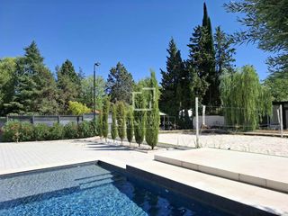 Chalet in Urbanización La Moraleja. Casa o vivienda independiente en venta sobre parcela de 1.600m2