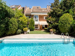 Chalet in Carretera del Plantío. Adosado de 7 dormitorios con 300m de jardín en venta en majadaho