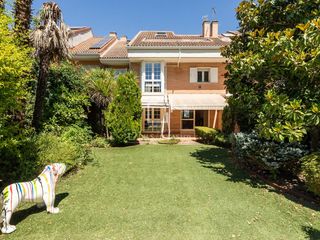 Chalet in Carretera del Plantío. Casa adosada de 7 dormitorios con jardín de 300 m en venta en ma