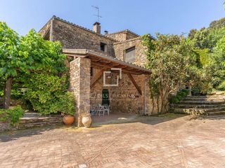 Masia a Madremanya. Casa de piedra centenaria con jardín privado en venta en un pequ