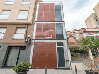 Chalet in Sant Ramon - Maternitat. Casa  villa de 4 dormitorios con ascensor, parking, jacuzzi y te