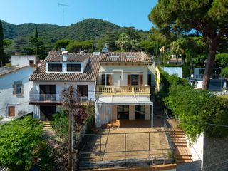 Chalet in Premià de Dalt. Elegante casa con jardín privado en venta en premià de dalt, bar