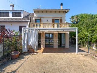 Chalet in Premià de Dalt. Elegante casa con jardín privado en venta en premià de dalt, bar
