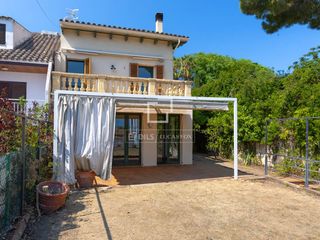 Chalet in Premià de Dalt. Elegante vivienda con jardín privado en el corazón de premià de