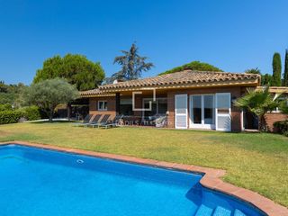 Xalet a Santa Maria Balís - Can Riera - Can Jordi. Cómoda villa de una planta con vistas al mar en la exclusiva urb