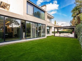 Chalet in Urbanización La Moraleja. Exclusiva casa adosada en venta en la prestigiosa urbanización i