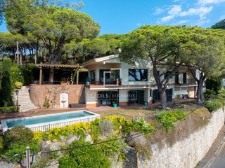 Chalet in Cabrils. Casa  villa excelentes de 4 dormitorios con 775m de jardín en ve