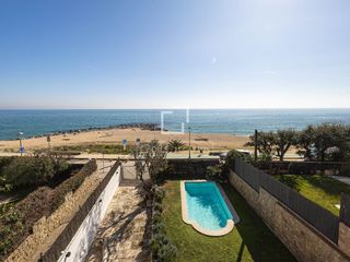 Lloguer Xalet a Caldes d´Estrac. Exclusiva histórica  villa en primera línea de mar en alquiler e