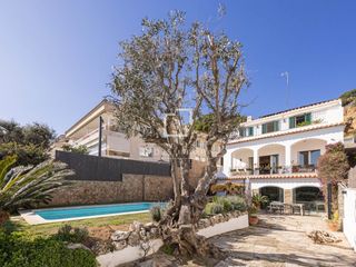 Rent Chalet in Caldes d´Estrac. Exclusiva histórica  villa en primera línea de mar en alquiler e