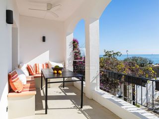 Rent Chalet in Caldes d´Estrac. Exclusiva histórica  villa en primera línea de mar en alquiler e