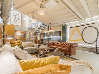 Loft in Vila de Gràcia. Piso en excelentes condiciones con un dormitorio y terraza de 20