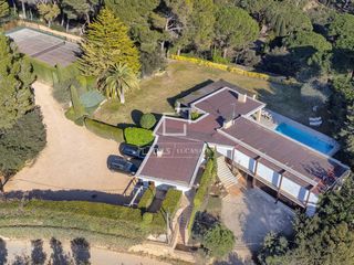 Chalet in Fornells-Aiguablava. Espectacular villa con maravillosas vistas al mar y pista de ten