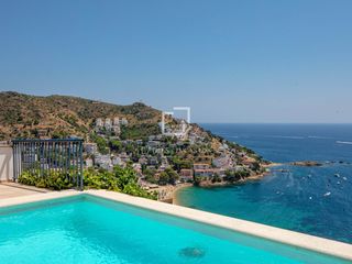Chalet en Puig Rom-Canyelles-Almadrava. Vive frente al mediterráneo villa con piscina y vistas al mar en