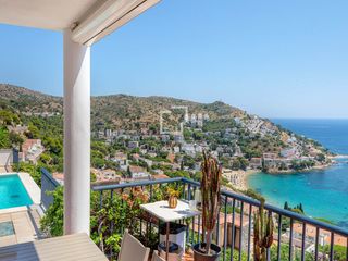 Chalet in Puig Rom-Canyelles-Almadrava. Vive frente al mediterráneo villa con piscina y vistas al mar en