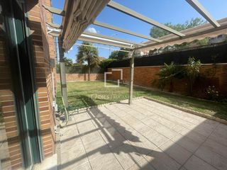 Lloguer Pis a Sanchinarro. Piso en planta baja con un espectacular jardín privado y 2 dormi