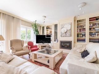 Chalet in Monte el Pilar. Casa adosada de 5 dormitorios con gran terraza y jardín en venta