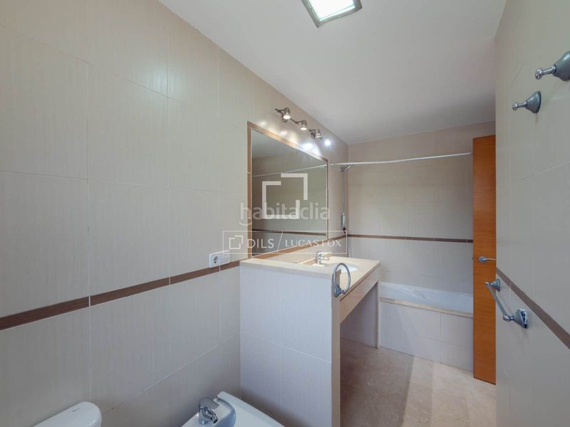 Foto fad03ff8-ff0e-4857-921c-431da9fd430d. Xalet amb aparcament piscina a Rocafort