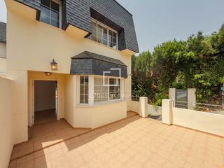 Chalet en Rocafort. Vivienda familiar con jardín privado en venta en el entorno de s
