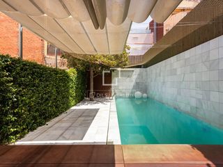 Xalet a Barri de les Corts. Exclusiva casa unifamiliar con piscina privada y garaje en el co