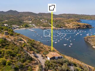 Chalet in Cadaqués. Excepcional propiedad en primera línea de mar en venta en port l