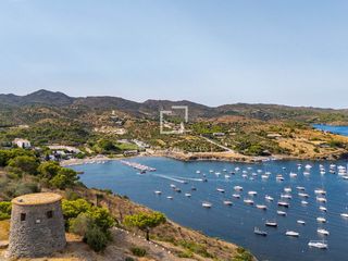 Xalet a Cadaqués. Excepcional propiedad en primera línea de mar en venta en port l