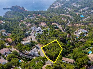 Fondo rustico in Tamariu. Amplia parcela esquinera de 1.610 m situada en una zona tranquil