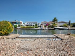 Landgut in Requesens. Parcela excelentes en venta en empuriabrava, costa brava