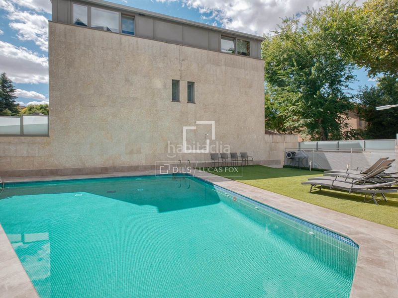 Foto 9a4fa4b9-e66a-4a9d-a846-9f69f47ab8a0. Xalet amb calefacció aparcament piscina a Hispanoamérica-Bernabéu Madrid