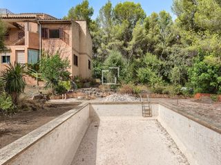 Chalet in Esporles. Casa con piscina, vistas a la serra de tramuntana y gran potenci