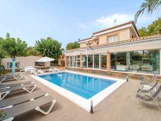 Location Chalet à Los Pinares-La Masia. Casa en excelentes condiciones de 8 dormitorios en alquiler en b