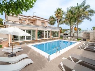 Miete Chalet in Los Pinares-La Masia. Casa en excelentes condiciones de 8 dormitorios en alquiler en b