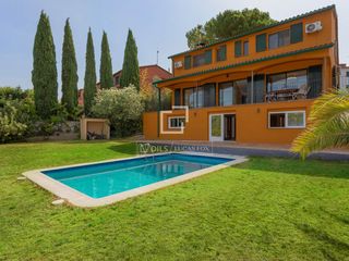 Chalet à Sant Julià de Ramis. Excepcional villa de 8 dormitorios con piscina, jardín privado y