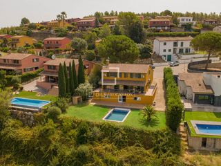 Chalet à Sant Julià de Ramis. Excepcional villa de 8 dormitorios con piscina, jardín privado y