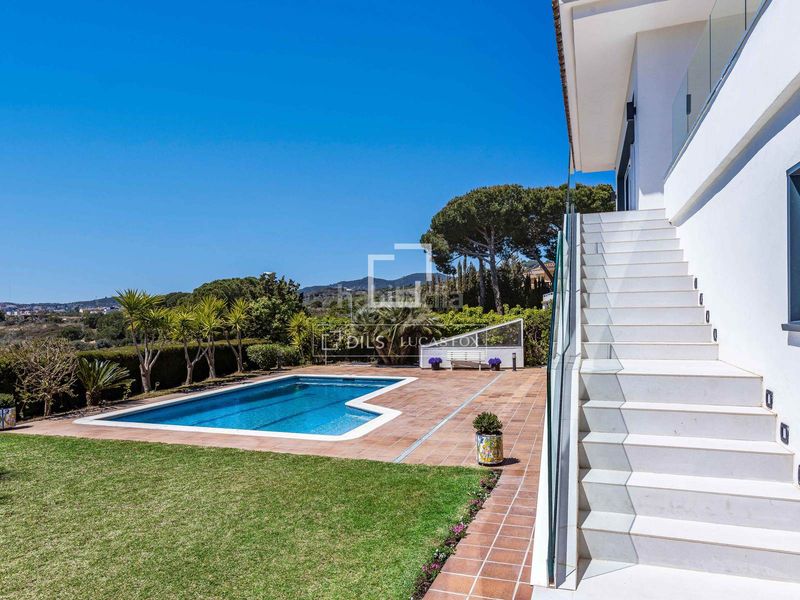 Foto 784614c9-0c07-4848-bf47-5da1d4310cb5. Alquiler chalet casa de 6 dormitorios con vistas al mar en alquiler en Alella