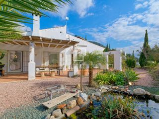 Chalet in Frigiliana. Cortijo sobre una parcela de 5000 m con vistas en venta en frigi