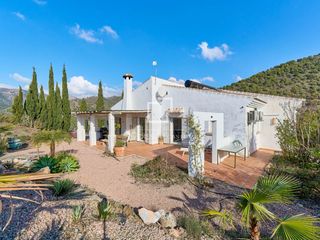 Xalet a Frigiliana. Cortijo sobre una parcela de 5000 m con vistas en venta en frigi