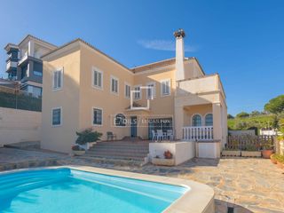 Chalet en La Cala del Moral. Elegante villa independiente con vistas al mar y piscina en vent