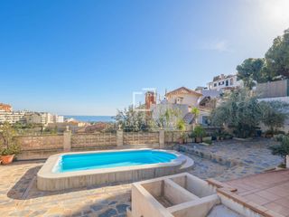 Xalet a La Cala del Moral. Elegante villa independiente con vistas al mar y piscina en vent