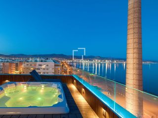 Attico in Paseo Marítimo Oeste - Pacífico. Ático dúplex reformado con vistas al mar, en venta en primera lí